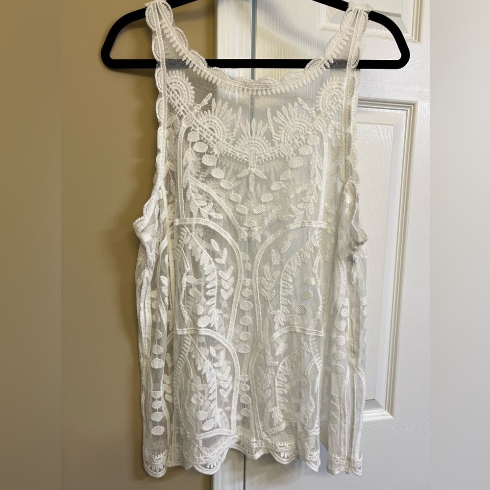 Capri Elegant White Lace Sleeveless Top in Excellent condition. Size M